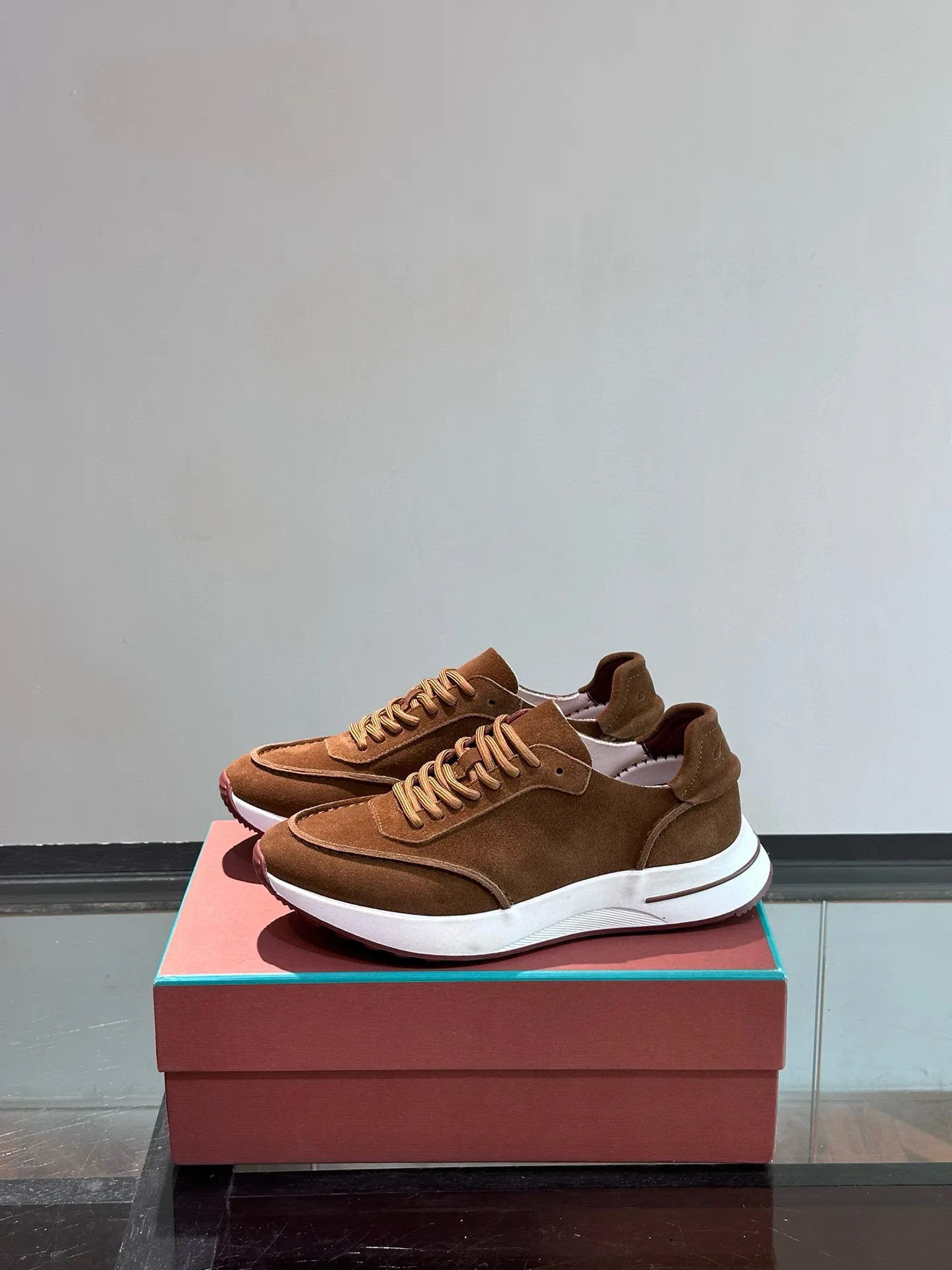 Factory price: 540💰Loro men's shoes💰iana niche Loro classic jogging shoes, men's lace-up casual shoes and sneakers, high-quality lightweight and comfortable fabrics, suitable for outdoor leisure, the color scheme is young and energetic, and it looks great with sportswear or casual suits! Size: 39-46 (customized sizes of 45 and 46 are non-refundable)